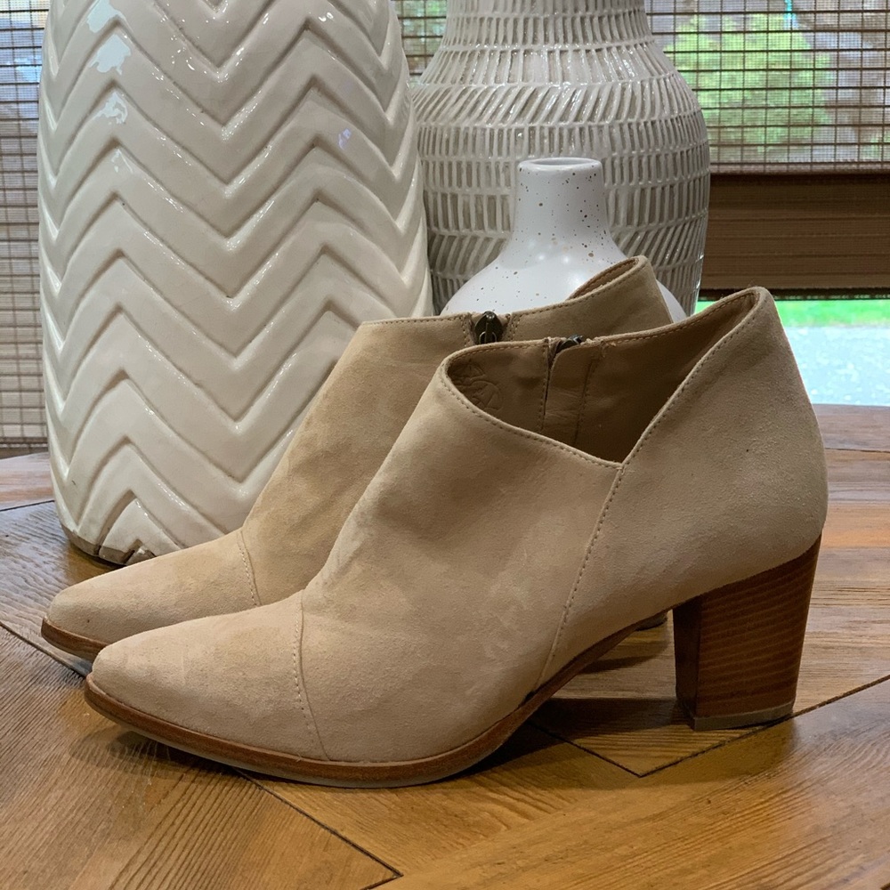 ITALEAU (handmade in Italy) tan suede booties
